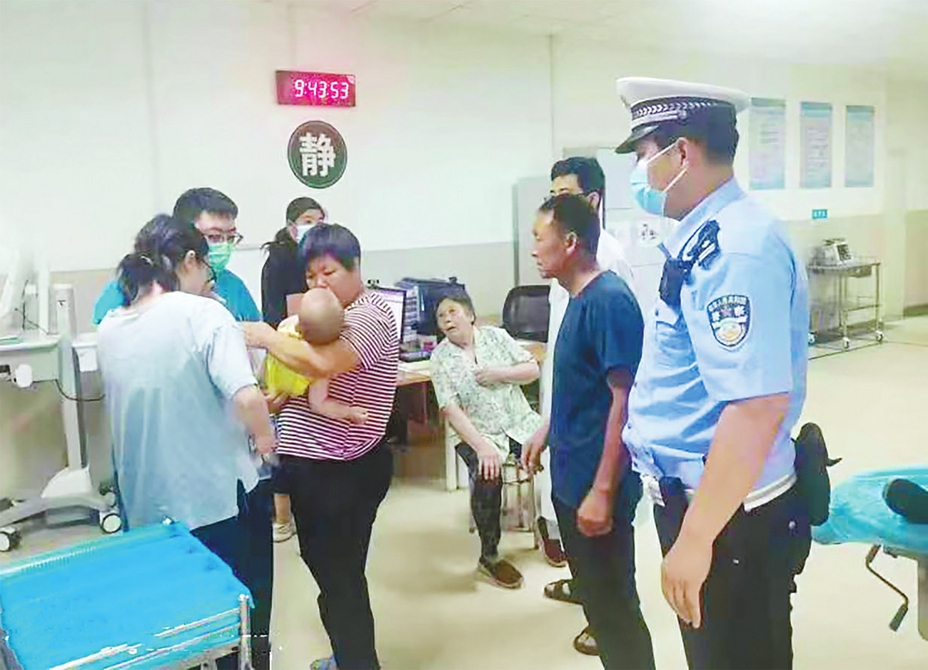 重症幼儿高烧休克交警开道紧急送医
