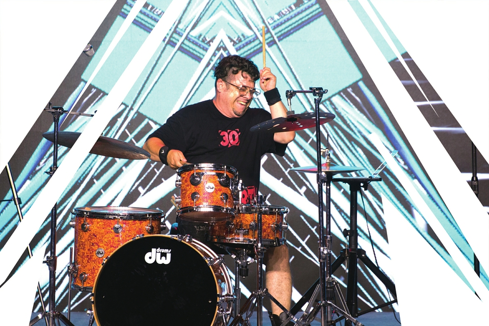 街头艺人为泉城夜色添魅力