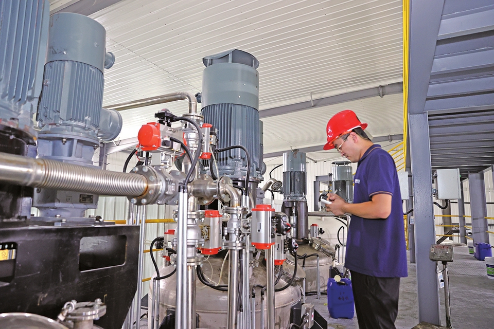 融媒·见证｜济南产固沙新材料“拯救”上百万亩新疆棉花田——大地披上隐形新衣