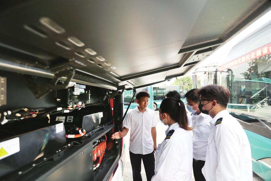 济南公交开展涉水应急培训护航汛期安全行车
