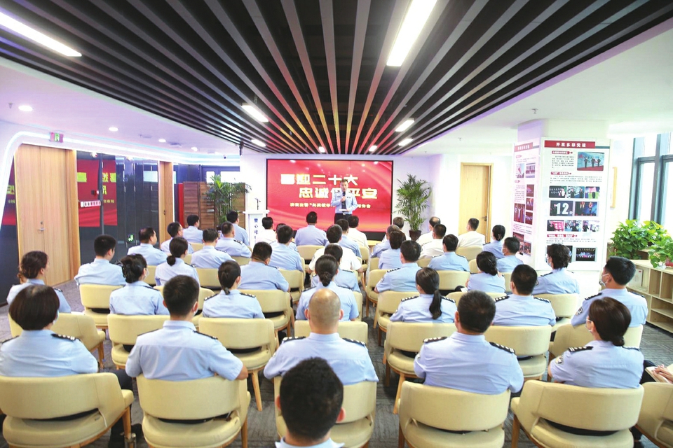 学习英模精神 汲取奋进力量 ——济南交警举办“喜迎二十大 忠诚保平安”“向英模学习”先进事迹报告会