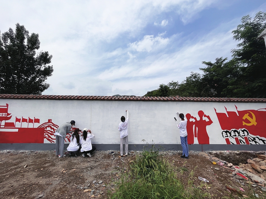 我为乡村添墨彩 大学生一笔一画描绘文明乡村美好画卷