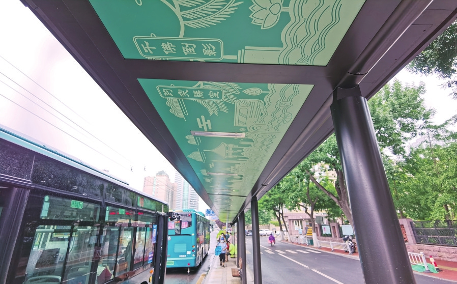 公交站台上新泉城元素满满