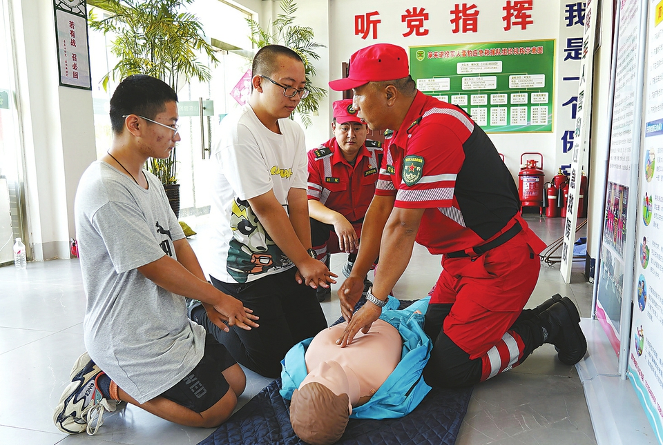 志愿者“护航”平安暑假