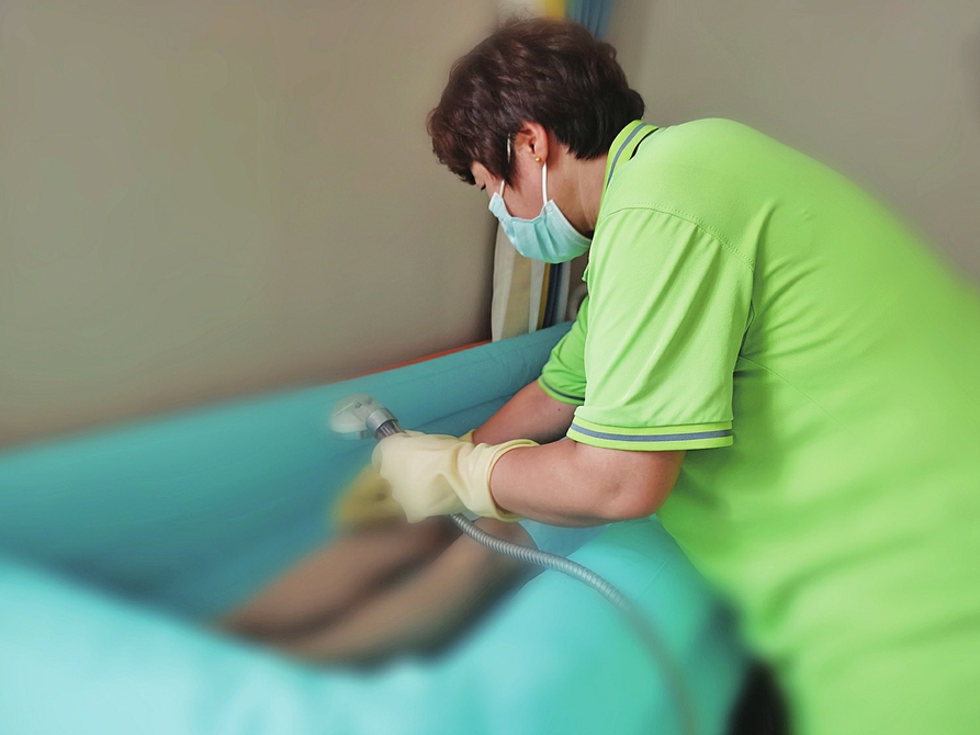 融媒·画像丨一位26岁的姑娘,与她打破传统观念的职业选择——我为老人洗个澡