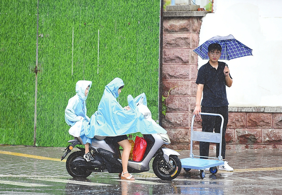 秋雨绵绵下 暑热仍未消