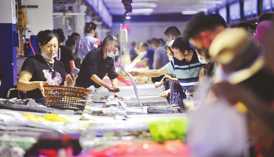 开海后的济南海鲜市场：一大波海鲜节前上市，市民忙抢“鲜”  