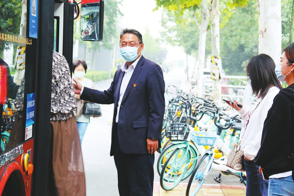 6年，坚持每个工作日在公交站台义务值守两小时——他胸前的党员徽章亮闪闪