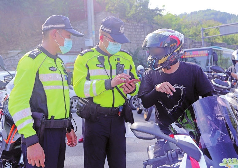 “雷霆行动”火力全开 ——济南交警在南部山区查获多辆非法改装摩托车