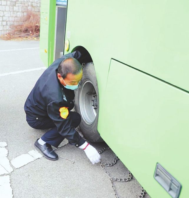 莱芜公交冬季冰雪路面演练确保市民乘车安全