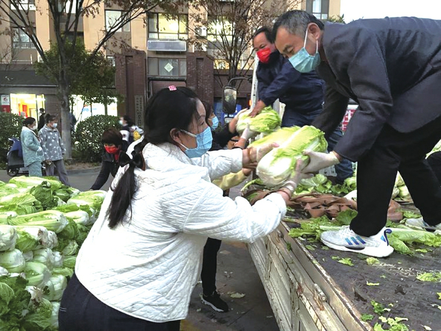 “爱心菜农”向社区居民无偿赠送4吨蔬菜