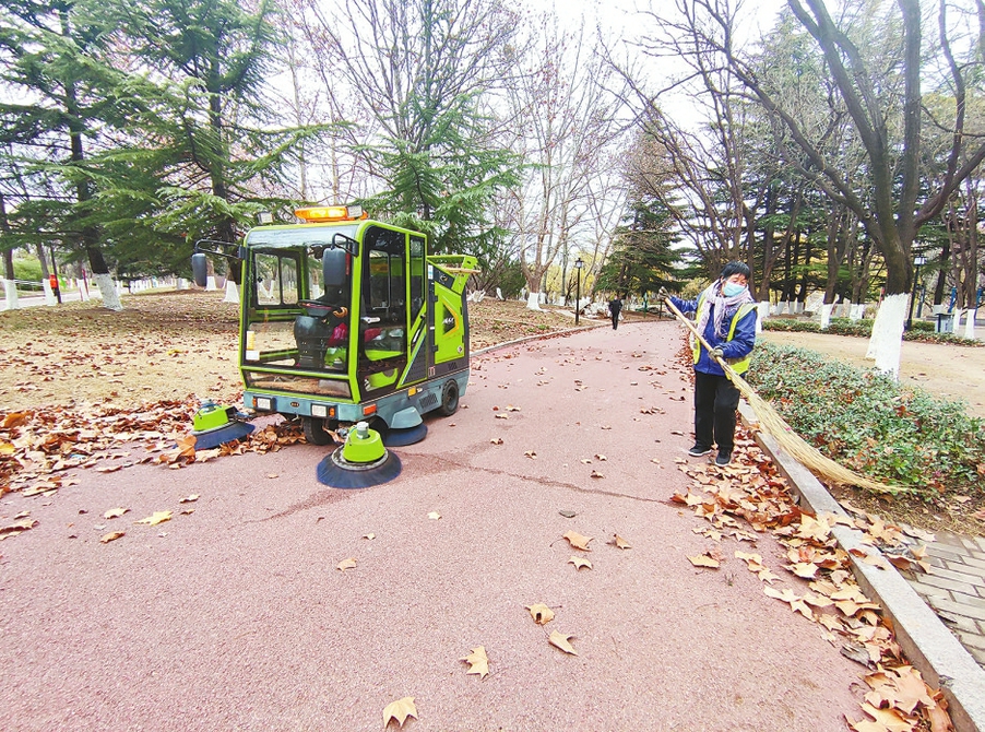 清扫落叶营造整洁优美园林环境