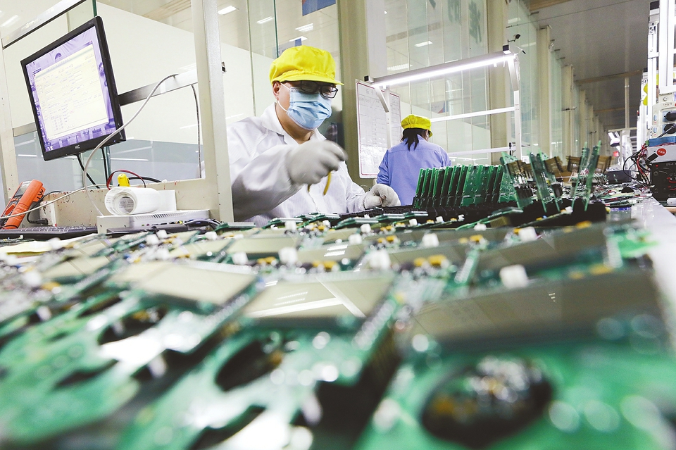 疫情防控不放松 开足马力促生产