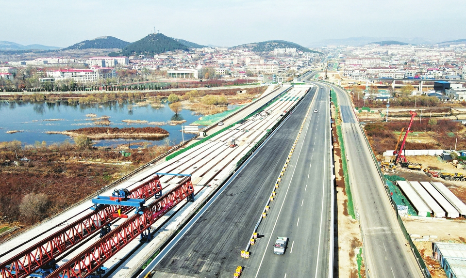 仲宫大桥右半幅新桥架梁过半