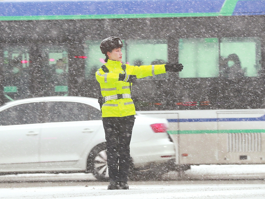 济南交警快速反应顶风冒雪战严寒 出动警力1700人次，救助群众110余人