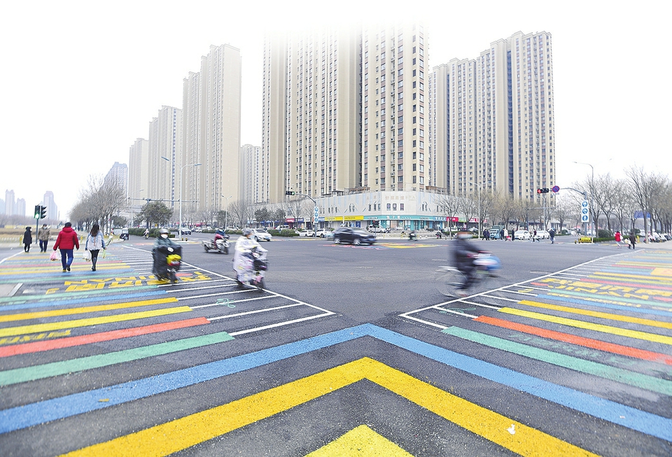 脚踏“彩虹琴键斑马线”走出文明交通最美音