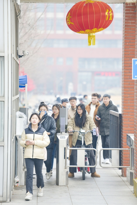 驻济高校陆续开学，学生凭证件或刷脸进出