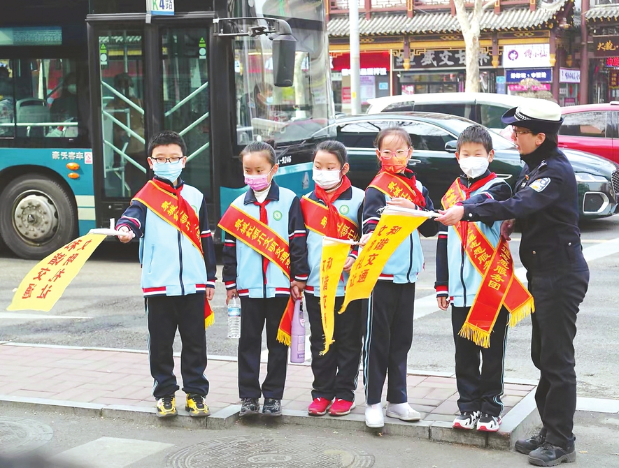 交通宣传学雷锋 志愿服务我先行