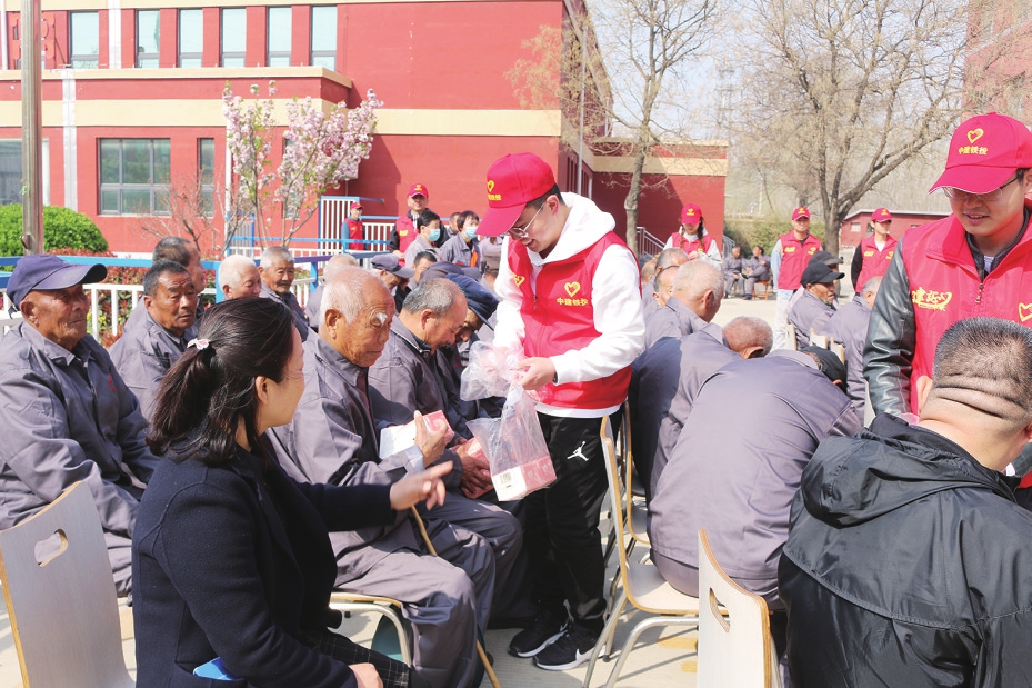 绣花式治理 获得感满满——探访社区基层助力全国文明典范城市创建的感人故事