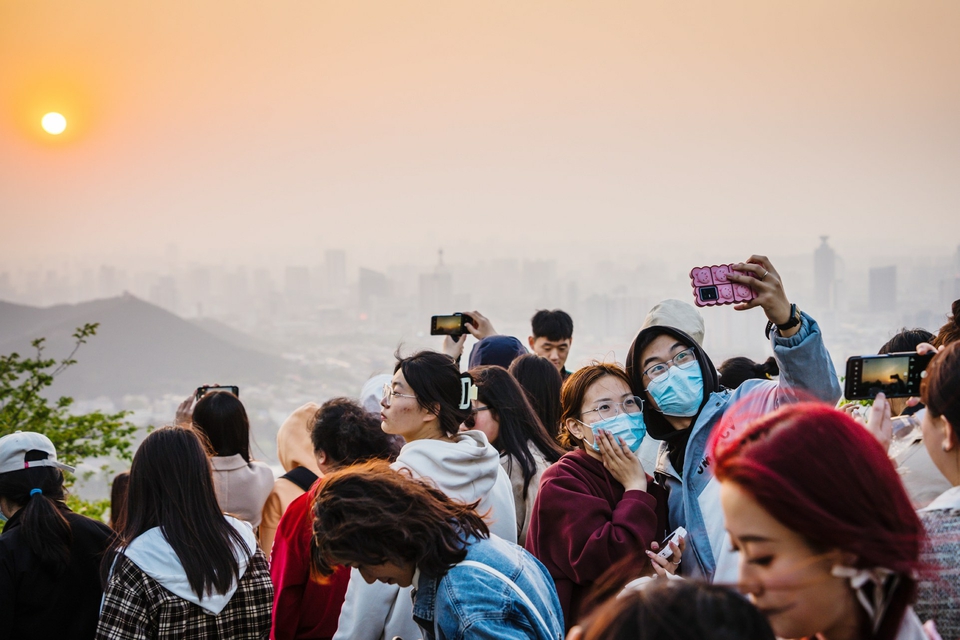 一席难求 千佛山上游人争睹日落美景