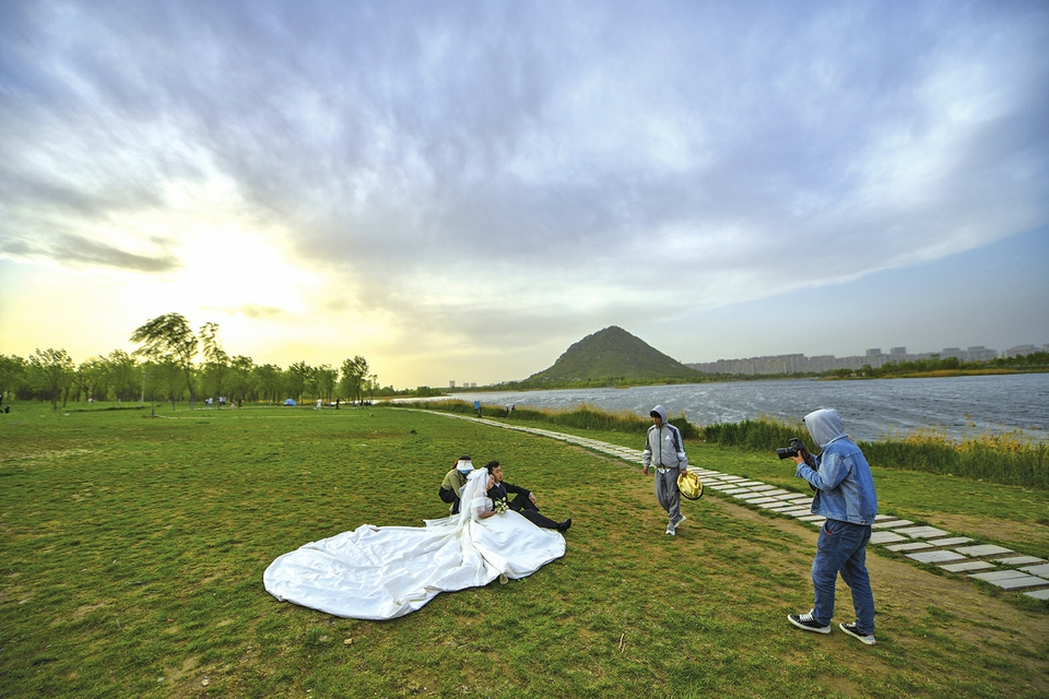 泉城浮尘天气远去 蓝天下山水草坪美如画  