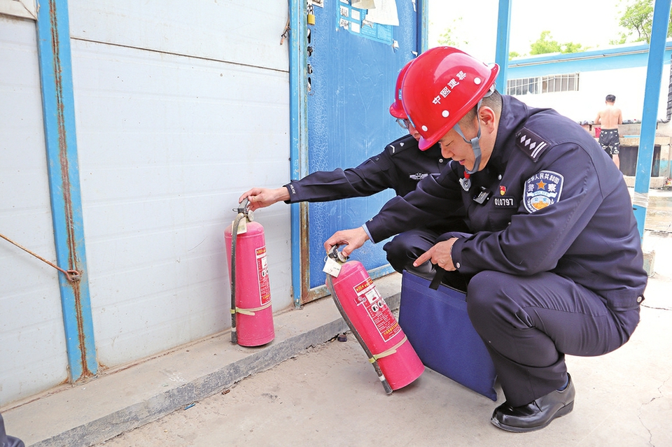 融媒·见证丨侦破案件、当好纽带……他们为重点项目保驾护航——民警戴上安全帽