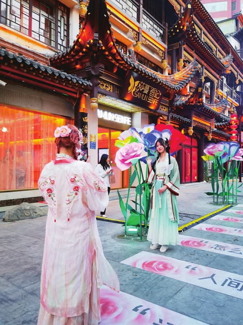 年轻人带“飞”国潮