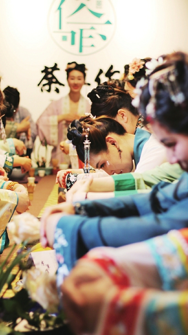 年轻人带“飞”国潮