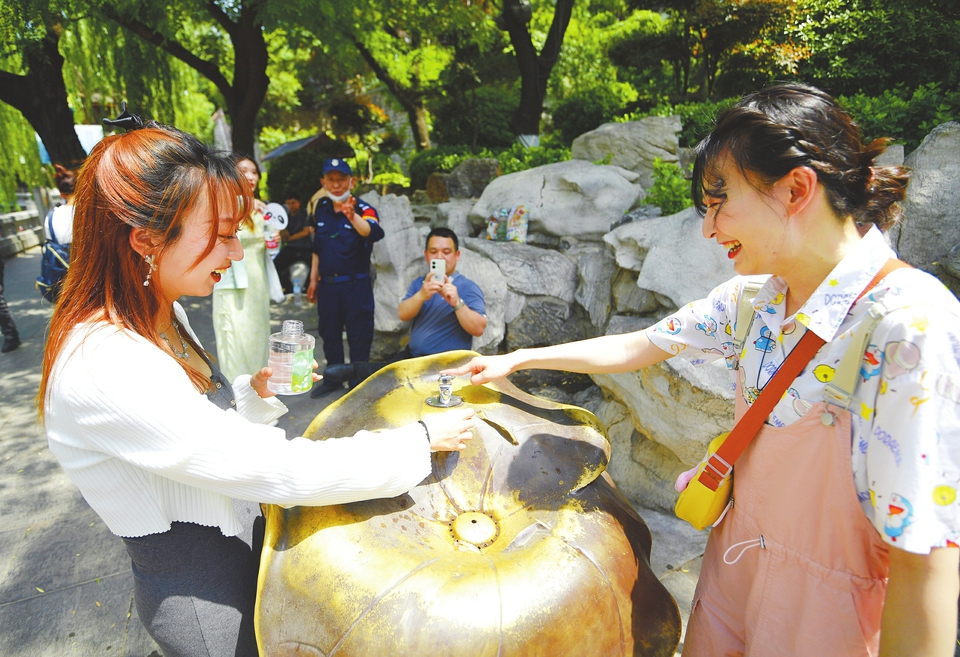 济南市首发高温橙色预警 最高37℃以上 夏日炎炎饮清泉