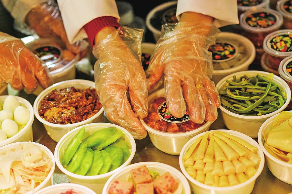 小饭桌上大宝宝，吃的是城市快节奏？解决打工人就餐、社交需求，也要注意安全与资质