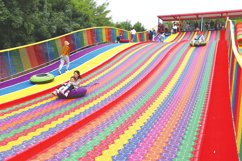 西客站片区首个无动力游乐园开放