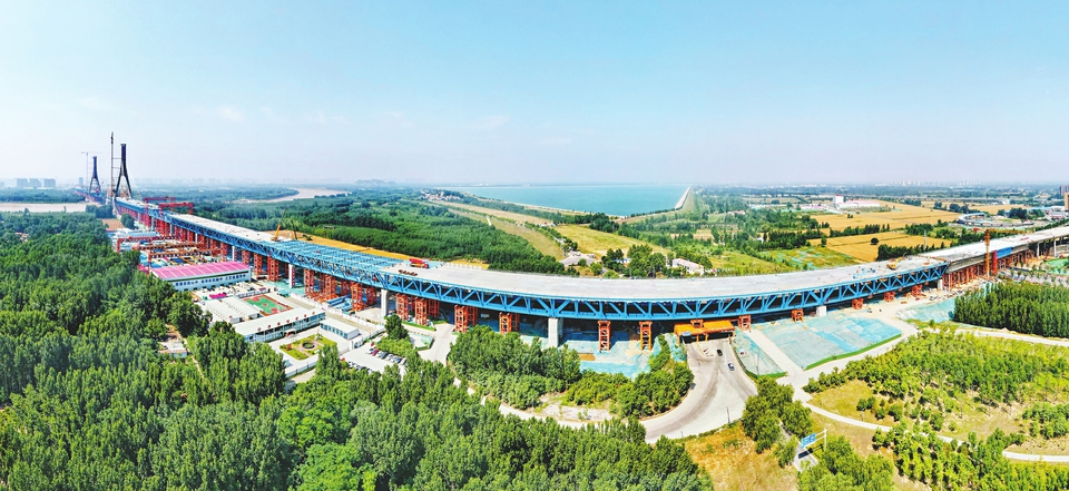 G104京岚线济南黄河公路大桥扩建项目黄河北岸段部分开始桥面施工