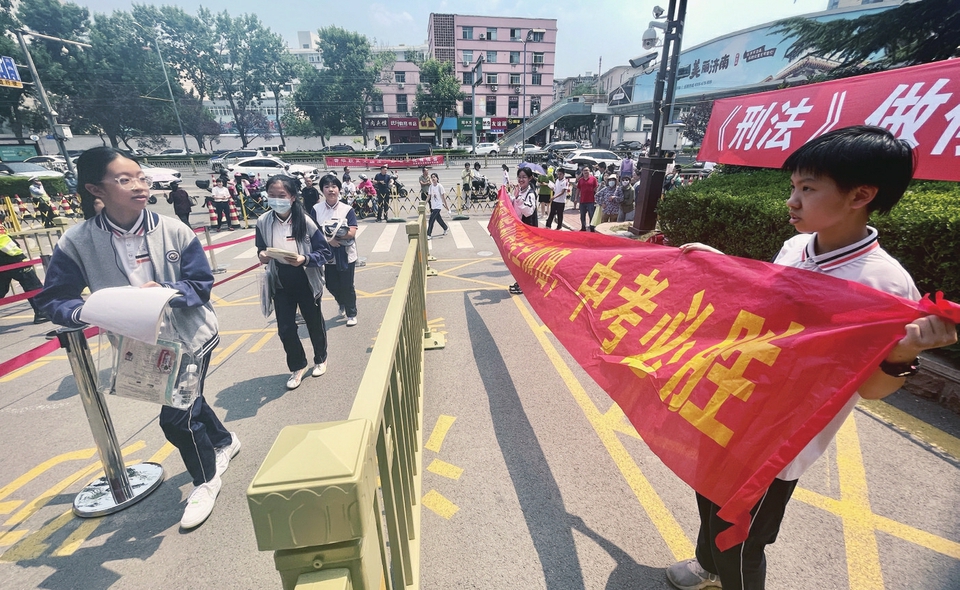 记录中考考场外的陪伴 家长更从容“群聊”很聚焦