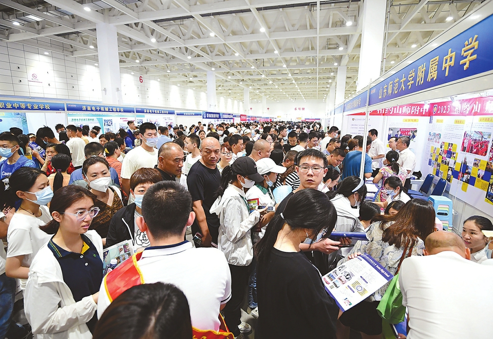  人山人海+百万点击“双线问招”获点赞 第七届中考志愿填报服务会规模、人气更胜往年