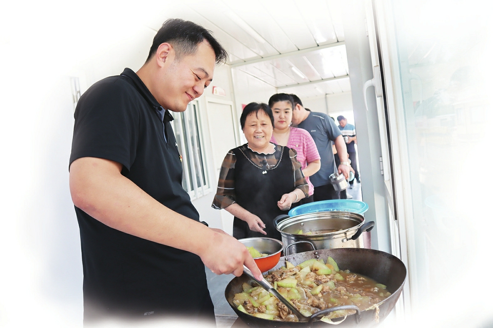 融媒·见证丨村庄拆迁了，阵地不能丢——板房里的大锅饭