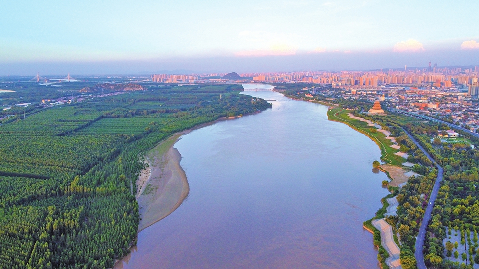 黄河济南泺口段：“洪峰”逐步消退 部分河滩露出水面  