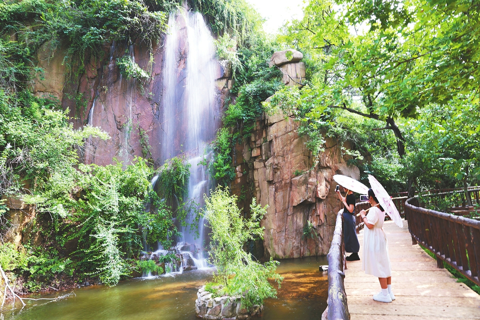 穿越雨林瀑布群 戏水观瀑度夏日