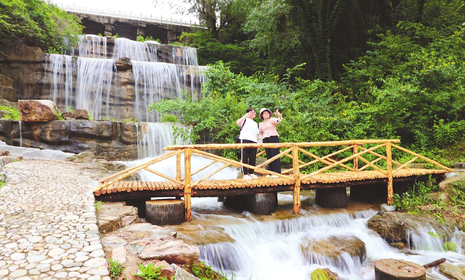 雨后流泉红叶谷 灵动壮观美如画