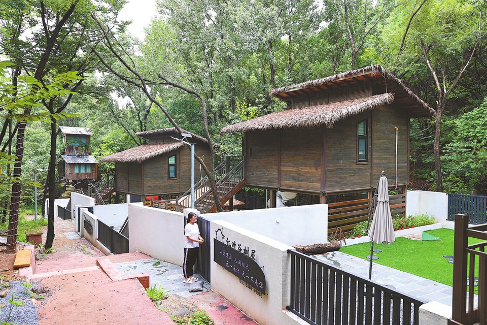 雨后流泉红叶谷 灵动壮观美如画