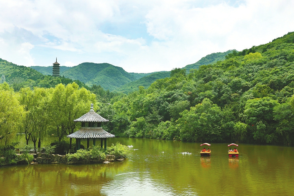 雨后流泉红叶谷 灵动壮观美如画