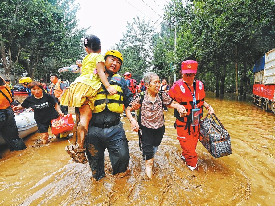 “我还能挺住，这点儿累不算什么！”济南救援队已营救转移上千名涿州被困群众 