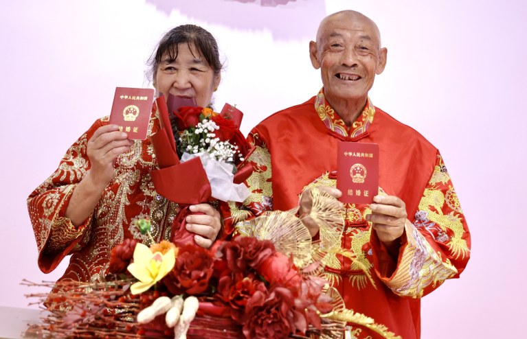 暖心又美好！济南社区老人补领红本本，回望一生情