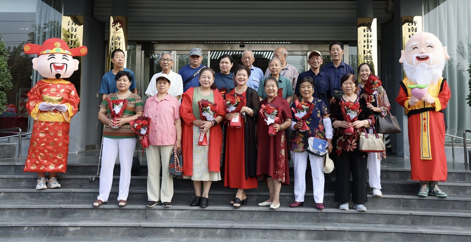 暖心又美好！济南社区老人补领红本本，回望一生情