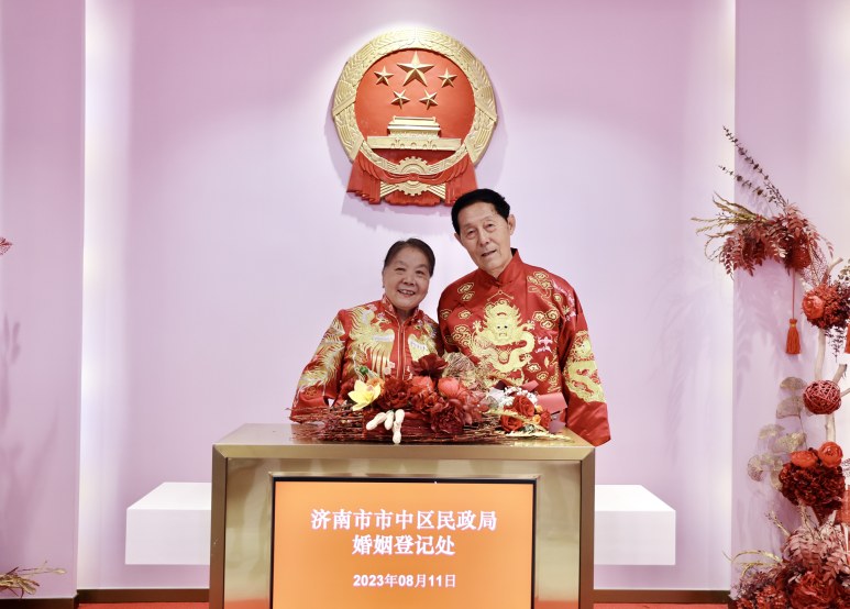 暖心又美好！济南社区老人补领红本本，回望一生情