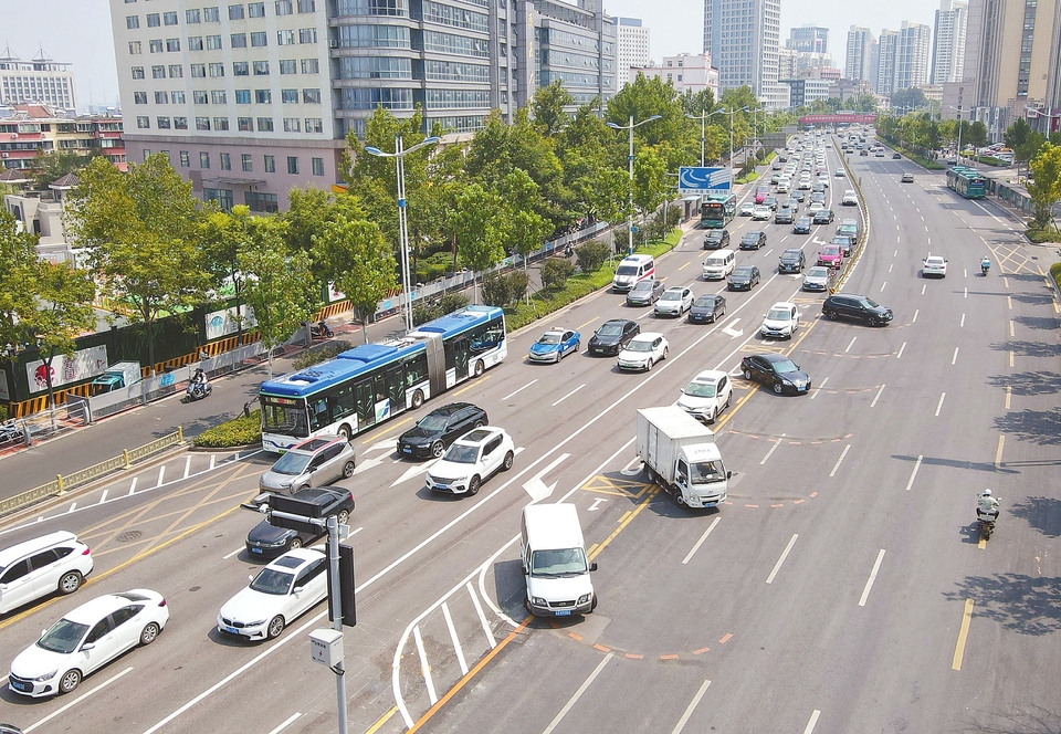 全省首个“联动式掉头”亮相经十路山大路路口 通行效率提升17.1% 将逐步在全市推广