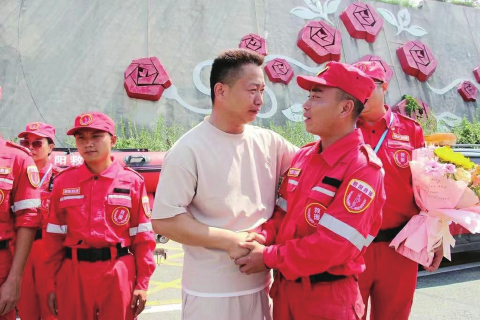 济南各支救援队广受赞誉 驰援河北他们很济南