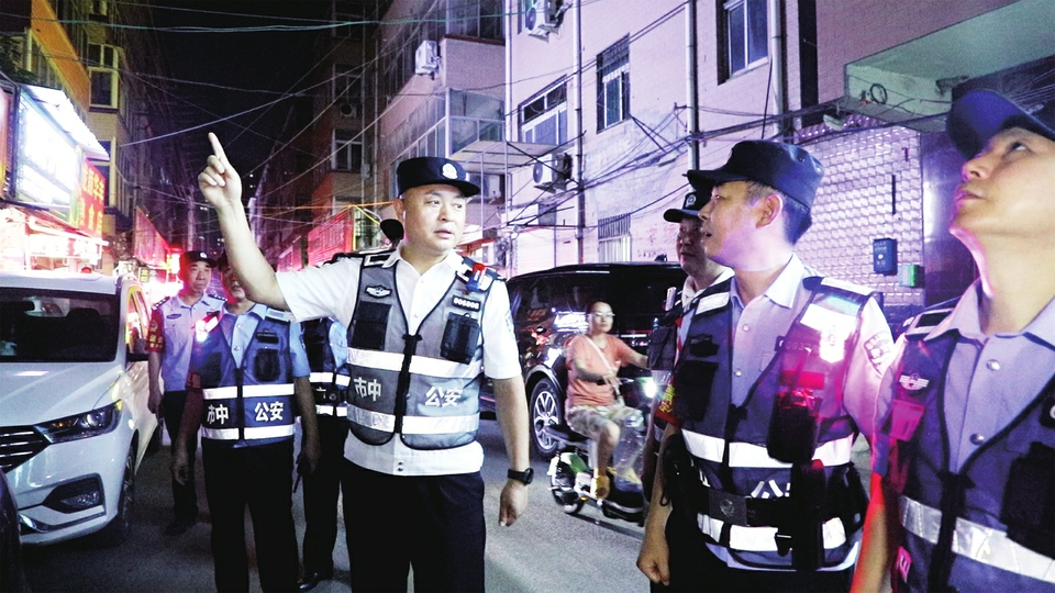 市中公安夏季治安打击整治行动尽锐出战 红蓝明灯昼夜无休
