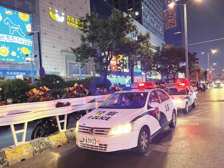 市中公安夏季治安打击整治行动尽锐出战 红蓝明灯昼夜无休