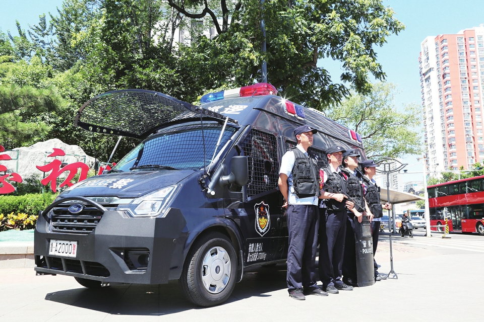 市中公安夏季治安打击整治行动尽锐出战 红蓝明灯昼夜无休