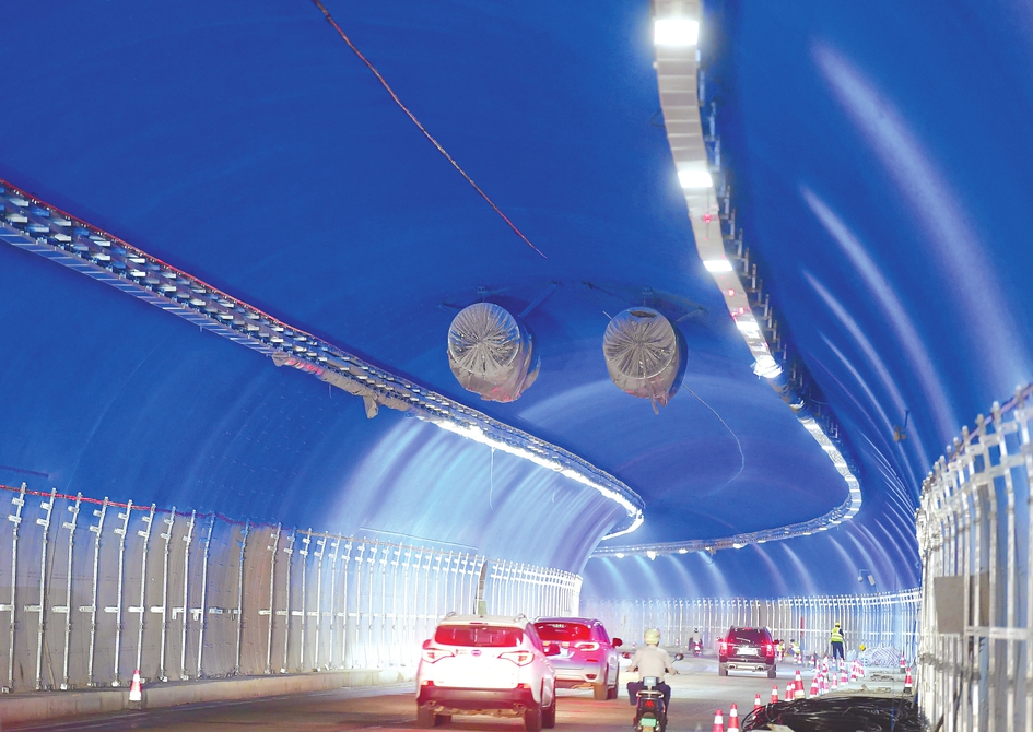 开元隧道拱顶开始大面积喷涂“泉之蓝”，济南将新添梦幻蓝隧道